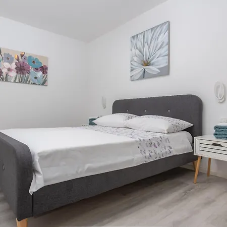 Beachfront Mihovil With Direct Access فيلة *