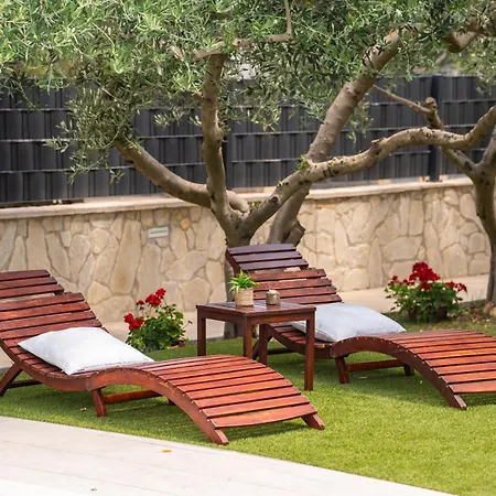 Beachfront Mihovil With Direct Access فيلة