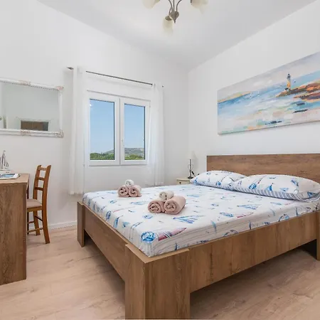 Beachfront Mihovil With Direct Access فيلة