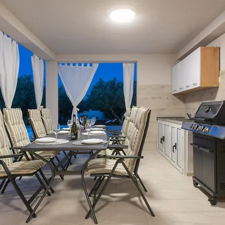 Beachfront Mihovil With Direct Access * Kaštel Štafilić