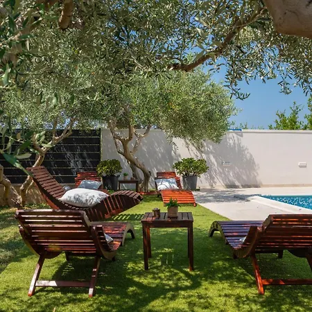 Beachfront Mihovil With Direct Access Kaštel Štafilić