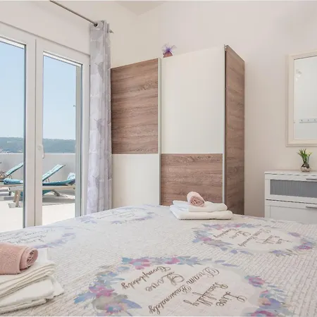 Beachfront Mihovil With Direct Access Kaštel Štafilić