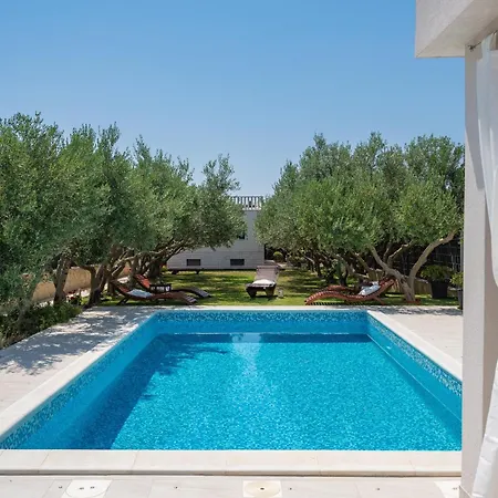 Beachfront Mihovil With Direct Access Kaštel Štafilić