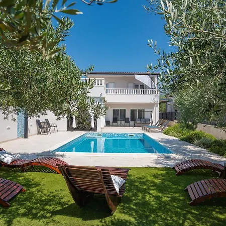 Beachfront Mihovil With Direct Access فيلة