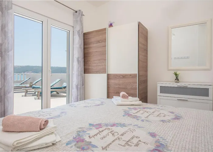 Beachfront Mihovil With Direct Access Kaštel Štafilić