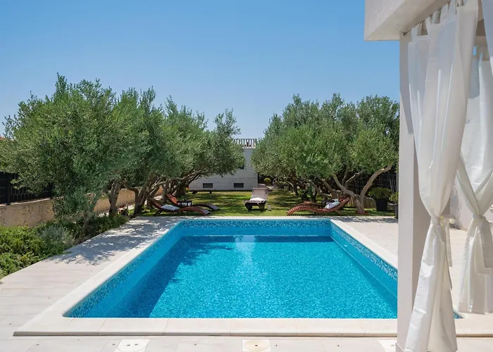 Beachfront Mihovil With Direct Access Kaštel Štafilić