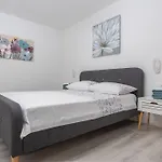 Beachfront Mihovil With Direct Access Vila *