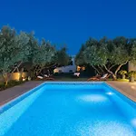 Beachfront Mihovil With Direct Access Vila *