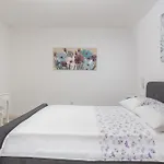 Vila Beachfront Mihovil With Direct Access