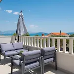 Vila Beachfront Mihovil With Direct Access *