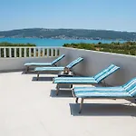 Vila Beachfront Mihovil With Direct Access