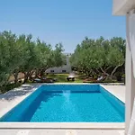 Beachfront Mihovil With Direct Access Kaštel Štafilić