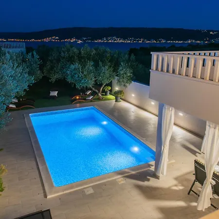 Villa Beachfront Mihovil With Direct Access Kaštel Štafilić