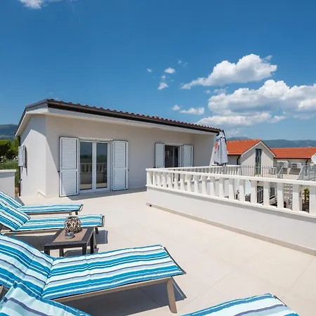 Beachfront Mihovil With Direct Access Vila Kaštel Štafilić
